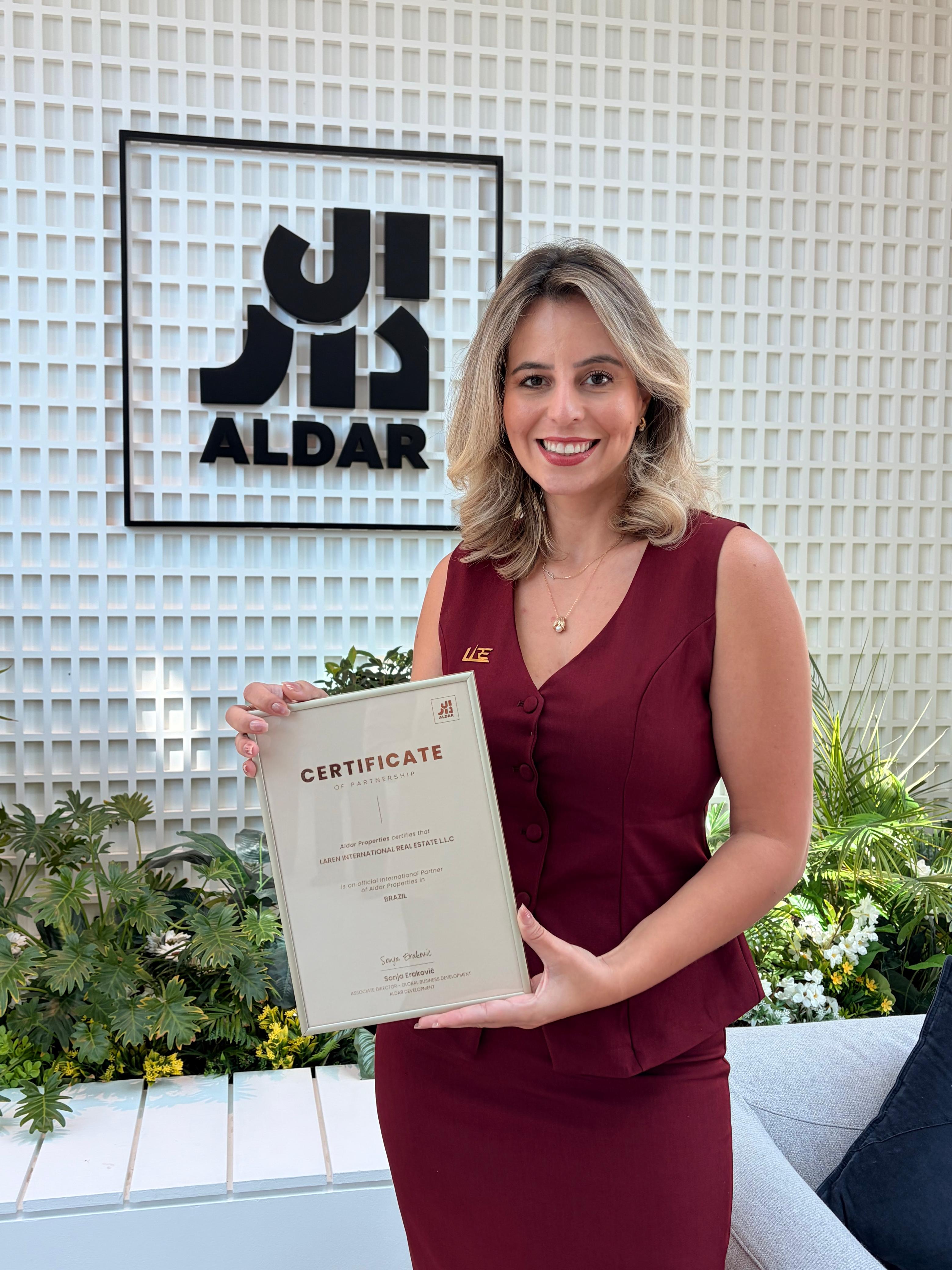 Sara Cristina com reconhecimento da Aldar Properties